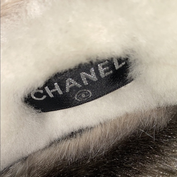 ❗️SOLD❗️Chanel Ivory shearling earmuffs BNWT - Picture 7 of 10